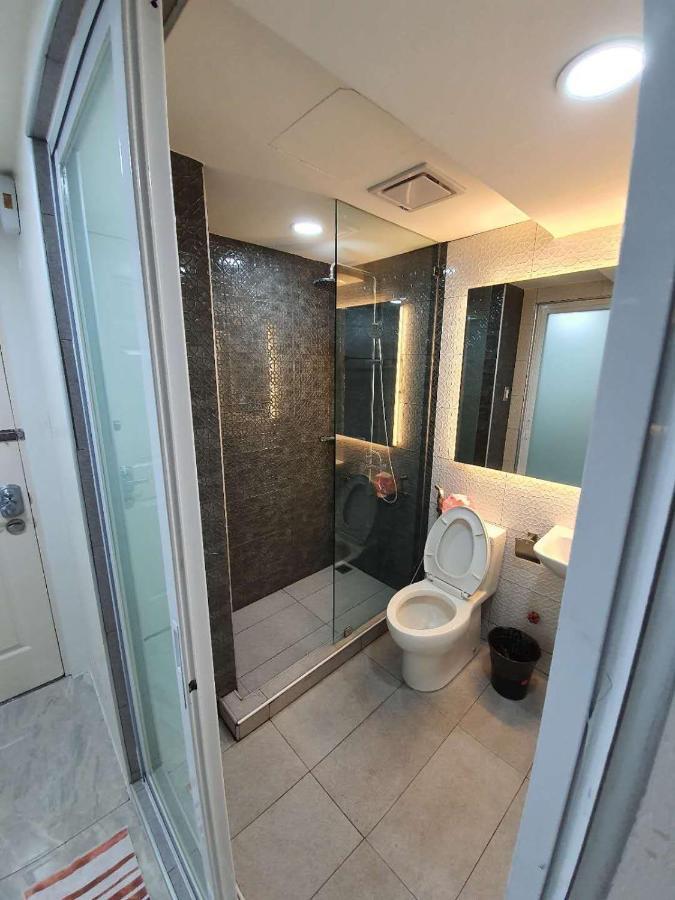 Burgundy Mckinley Place Service Apartment *