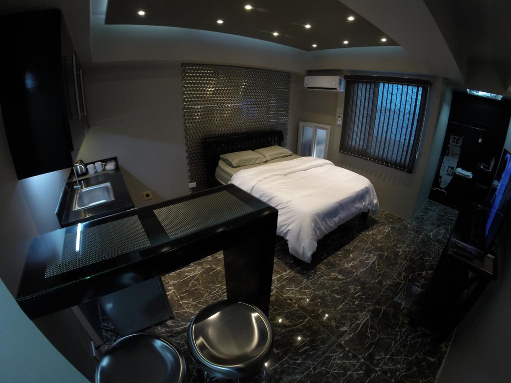 Burgundy Mckinley Place Service Apartment Apartment Manila