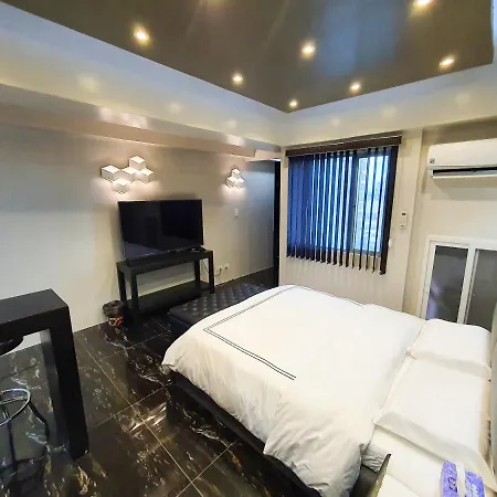 Burgundy Mckinley Place Service Apartment Manila Exterior photo